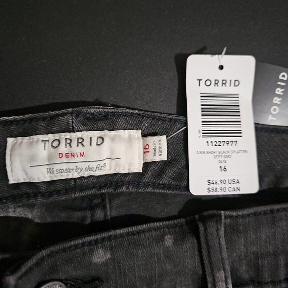 TORRID SHORTS WOMEN'S SIZE 16 BLACK SPLATTER 3.5 Inch Mid Rise 5 Pocket Sold Out - Picture 2 of 10